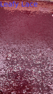 Kain bordir sequin merah berdaun untuk acara pesta