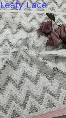 Efek bergerigi bergelombang renda putih mewah untuk gaun malam pernikahan brial artistik