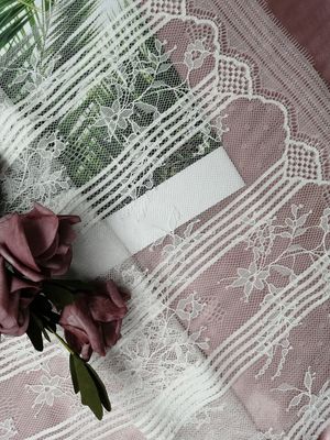 Scallop Polyester White Eyelash Lace Potong Fabric Untuk Gaun Pengantin