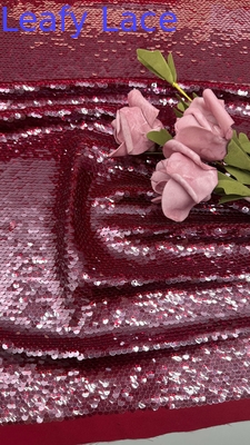 Kain bordir sequin merah berdaun untuk acara pesta